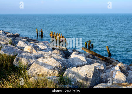 Armatura di roccia le difese costiere Foto Stock