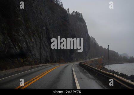 Norvegia, 23 Novembre 2019: un viaggio in auto da Sandefjord a Oslo per terra senza autostrada Foto Stock