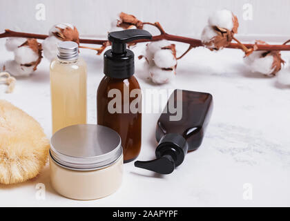 Corpo naturale per la cura dei capelli e cosmetici in vasetti di vetro sul tavolo bianco close-up Foto Stock