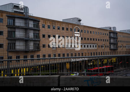 Oslo, Norvegia, 23 Novembre 2019: Il terminale degli autobus nel centro cittadino di Oslo Foto Stock