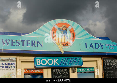 Un segno pubblicità il Western Lady il servizio di traghetto sulla banchina di Brixham che trasporta i passeggeri tra Brixham e Torquay. Brixham Devon England Regno Unito GB Foto Stock