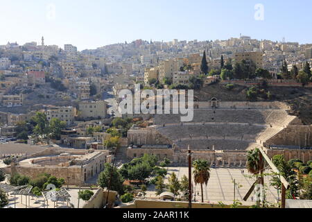 Teatro Romano e Odeon, come visto dalla Cittadella, al Hashemi Street, Amman, Giordania, Medio Oriente Foto Stock