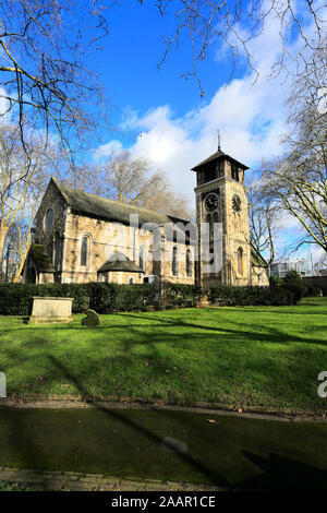 La molla vista di St Pancras vecchia chiesa, Somers Town, Sud Camden, nel centro di Londra Foto Stock