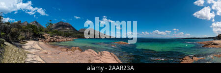 Vista panoramica della baia di luna di miele, Il Freycinet, Tasmania Foto Stock