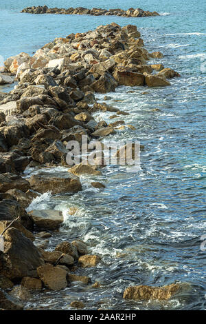 Struttura di frangionde diga sul mare, Termoli Foto Stock