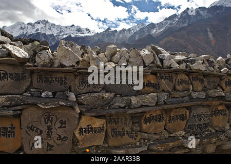 Sacre parole incise sulle pietre con le montagne sullo sfondo Foto Stock