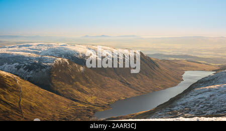 Loch torretta diga del serbatoio e Choinneachain Hill - vista da Ben Chonzie Foto Stock