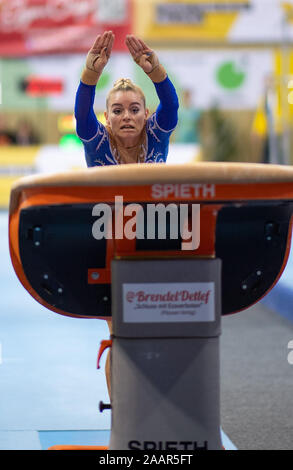 Cottbus, Germania. 23 Nov, 2019. Ginnastica: Coppa del Mondo, 44th Torneo Internazionale di Champions, finale donne: ginnasta Paseka Maria dalla Russia jumping. Credito: Monika Skolimowska/dpa-Zentralbild/dpa/Alamy Live News Foto Stock