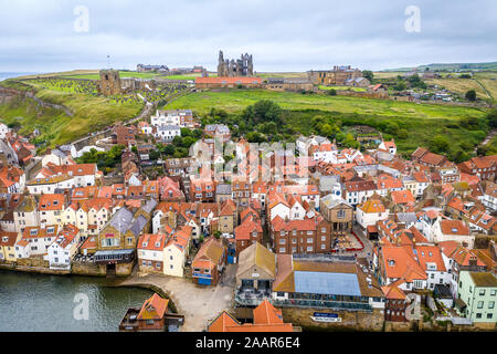 L'iconico Whitby Abbey si trova sulla collina sopra la pittoresca località costiera inglese di Whitby, nello Yorkshire, Regno Unito. Foto Stock