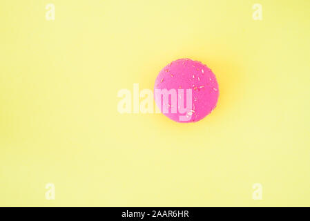 Amaretti rosa su sfondo giallo francese multi-colore di cookies makoo su sfondo giallo Foto Stock