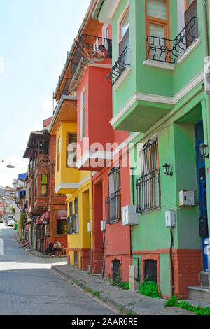 Istanbul, Turchia - 7 settembre 2019. Case tradizionali in area di Balat di Istanbul, Turchia Foto Stock