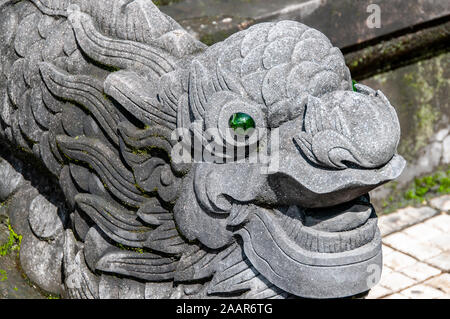 Testa di un drago sui gradini della tomba di Khai Dinh lungo il fiume profumo vicino Hue in Vietnam Foto Stock