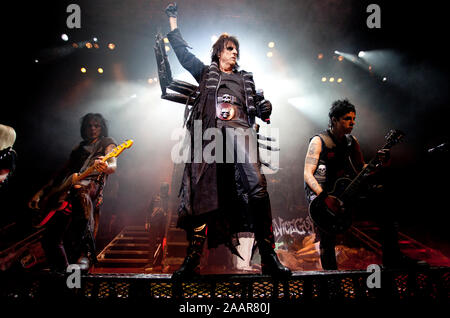 Alice Cooper indossa un costume da ragno di eseguire sul palco a Bristol a Halloween. Foto Stock