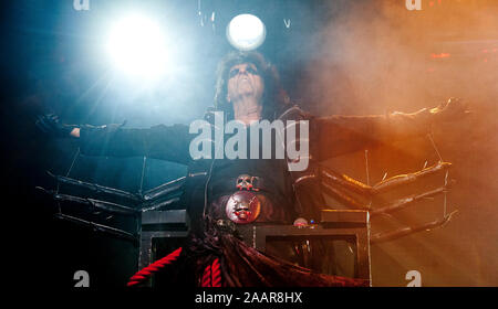 Alice Cooper indossa un costume da ragno di eseguire sul palco a Bristol a Halloween. Foto Stock