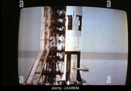 Teleclip 11 Apollo Saturn V rocket a Cape Canaveral; -foto scattata direttamente dallo schermo del televisore circa 1969-72 Foto Stock