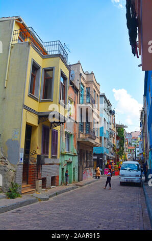 Istanbul, Turchia - 7 settembre 2019. Case tradizionali in area di Balat di Istanbul, Turchia Foto Stock