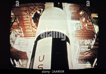 Teleclip 11 Apollo Saturn V Rocket - Cape Canaveral; -foto scattata direttamente dallo schermo del televisore circa 1969-72 Foto Stock
