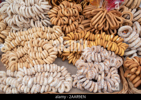 Selezione di vari sapori di bagel freschi su un tavolo. bagel. Asciugare i bagel, essiccamento. Esposizione di prodotti alimentari. Fotografia di cibo. Bollitore per tè o caffè swee Foto Stock