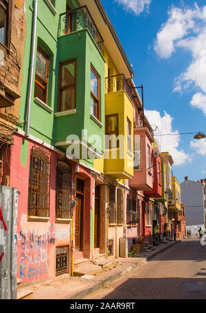 Istanbul, Turchia - 7 settembre 2019. Case tradizionali in area di Balat di Istanbul, Turchia Foto Stock