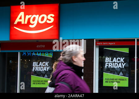 Wood Green, Londra, Regno Unito. 23 Nov 2019. Argos store in legno verde, Londra Nord annuncia sconti in anticipo del Venerdì nero delle vendite ha luogo il venerdì 29 novembre. Foto Stock