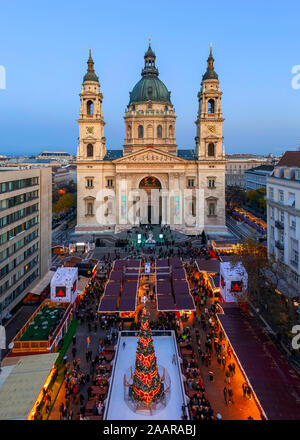 Mercatino di Natale di St Stephen squaere, di fronte alla Basilica. Holiday attrazione turistica. Tradizionale cibo Hungariyan, fatto a mano doni e regali. Foto Stock