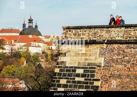 I turisti si affacciano sulla città dalle fortificazioni mura di Vysehrad fortezza di Praga Repubblica Ceca Foto Stock