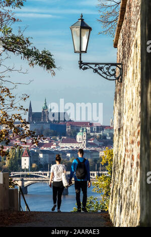 Coppia con vista sul castello di Praga da Praga Castello Vysehrad Repubblica Ceca autunno Mura della città Vysehrad Praga vista Foto Stock