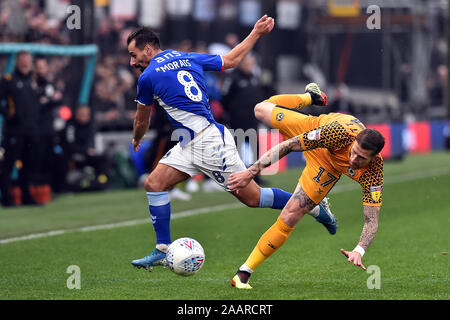 Newport, Regno Unito. 23 Nov, 2019. NEWPORT, GALLES - Novembre 23RD Newport's Scot Bennet e Oldham è Filipe Morais in azione durante il cielo scommettere League 2 match tra Newport County e Oldham Athletic a Rodney Parade, Newport sabato 23 novembre 2019. (Credit: Eddie Garvey | MI News) La fotografia può essere utilizzata solo per il giornale e/o rivista scopi editoriali, è richiesta una licenza per uso commerciale Credito: MI News & Sport /Alamy Live News Foto Stock