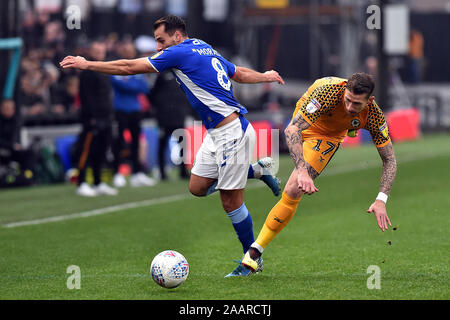 Newport, Regno Unito. 23 Nov, 2019. NEWPORT, GALLES - Novembre 23RD Newport's Scot Bennet e Oldham è Filipe Morais in azione durante il cielo scommettere League 2 match tra Newport County e Oldham Athletic a Rodney Parade, Newport sabato 23 novembre 2019. (Credit: Eddie Garvey | MI News) La fotografia può essere utilizzata solo per il giornale e/o rivista scopi editoriali, è richiesta una licenza per uso commerciale Credito: MI News & Sport /Alamy Live News Foto Stock