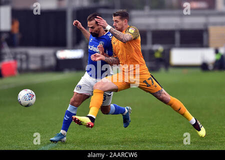 Newport, Regno Unito. 23 Nov, 2019. NEWPORT, GALLES - Novembre 23RD Newport's Scot Bennet e Oldham è Filipe Morais in azione durante il cielo scommettere League 2 match tra Newport County e Oldham Athletic a Rodney Parade, Newport sabato 23 novembre 2019. (Credit: Eddie Garvey | MI News) La fotografia può essere utilizzata solo per il giornale e/o rivista scopi editoriali, è richiesta una licenza per uso commerciale Credito: MI News & Sport /Alamy Live News Foto Stock