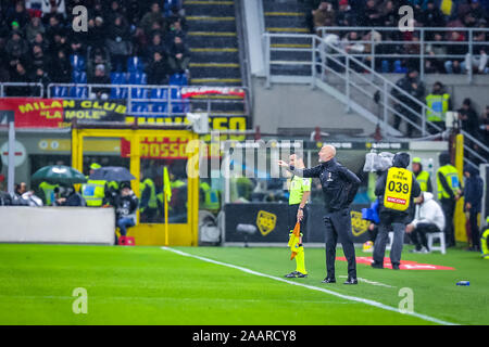 Milano, Italia. 23 Nov, 2019. Stefano pioli pullman (AC Milan)durante il Milan vs Napoli, italiano di calcio di Serie A del campionato Gli uomini di Milano, Italia, 23 novembre 2019 - LPS/Fabrizio Carabelli Credito: Fabrizio Carabelli/LP/ZUMA filo/Alamy Live News Foto Stock