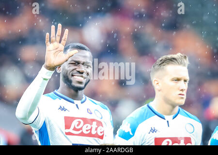 Milano, Italia. 23 Nov, 2019. kalidou koulibaly (SSC Napoli)durante il Milan vs Napoli, italiano di calcio di Serie A del campionato Gli uomini di Milano, Italia, 23 novembre 2019 - LPS/Fabrizio Carabelli Credito: Fabrizio Carabelli/LP/ZUMA filo/Alamy Live News Foto Stock