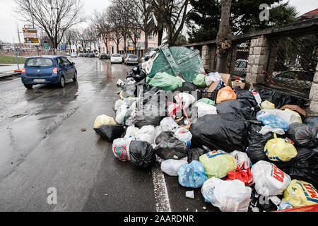 Caserta, Italia, 21 Febbraio 2008: rifiuti si accumula in una strada a Caserta, Italia, a nord di Napoli durante la Napoli gestione dei rifiuti crisi nel 2008. Foto Stock