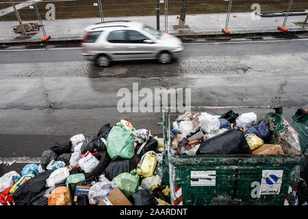 Caserta, Italia, 21 Febbraio 2008: rifiuti si accumula in una strada a Caserta, Italia, a nord di Napoli durante la Napoli gestione dei rifiuti crisi nel 2008. Foto Stock