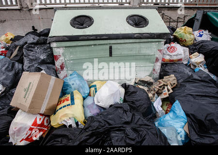 Caserta, Italia, 21 Febbraio 2008: rifiuti si accumula in una strada a Caserta, Italia, a nord di Napoli durante la Napoli gestione dei rifiuti crisi nel 2008. Foto Stock