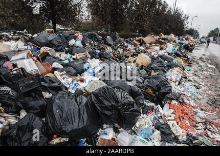 Caserta, Italia, 21 Febbraio 2008: rifiuti si accumula in una strada a Caserta, Italia, a nord di Napoli durante la Napoli gestione dei rifiuti crisi nel 2008. Foto Stock