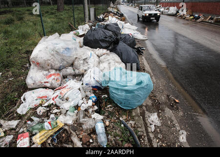 Caserta, Italia, 21 Febbraio 2008: rifiuti si accumula in una strada a Caserta, Italia, a nord di Napoli durante la Napoli gestione dei rifiuti crisi nel 2008. Foto Stock