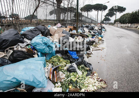 Caserta, Italia, 21 Febbraio 2008: rifiuti si accumula in una strada a Caserta, Italia, a nord di Napoli durante la Napoli gestione dei rifiuti crisi nel 2008. Foto Stock