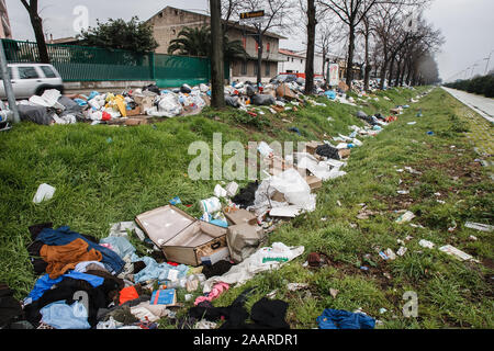 Caserta, Italia, 21 Febbraio 2008: rifiuti si accumula in una strada a Caserta, Italia, a nord di Napoli durante la Napoli gestione dei rifiuti crisi nel 2008. Foto Stock