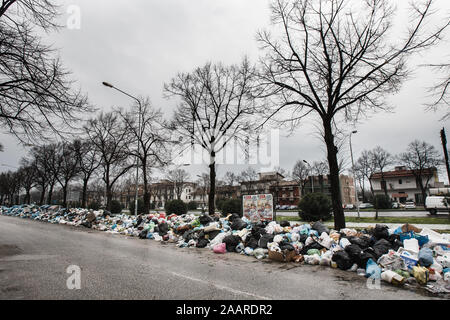 Caserta, Italia, 21 Febbraio 2008: rifiuti si accumula in una strada a Caserta, Italia, a nord di Napoli durante la Napoli gestione dei rifiuti crisi nel 2008. Foto Stock