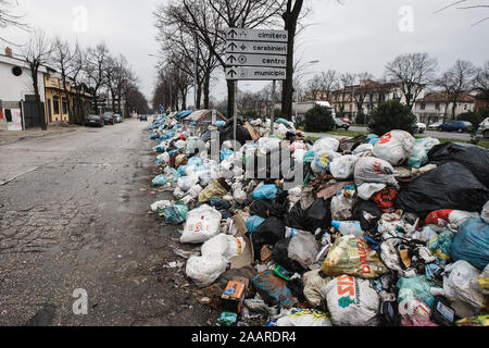 Caserta, Italia, 21 Febbraio 2008: rifiuti si accumula in una strada a Caserta, Italia, a nord di Napoli durante la Napoli gestione dei rifiuti crisi nel 2008. Foto Stock