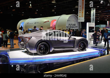 DUBAI, Emirati Arabi Uniti - 16 novembre: il famigerato Zedro sportscar e Virgin Hyperloop un prototipo in background sul Dubai Motor Show 2019 Il 16 novembre 2019 Foto Stock