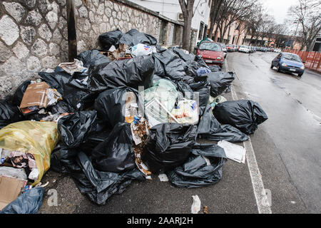 Caserta, Italia, 21 Febbraio 2008: rifiuti si accumula in una strada a Caserta, Italia, a nord di Napoli durante la Napoli gestione dei rifiuti crisi nel 2008. Foto Stock