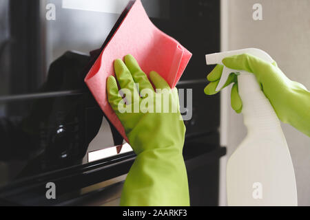 Processo di pulizia o purificazione del forno a microonde con limone e  acqua Foto stock - Alamy