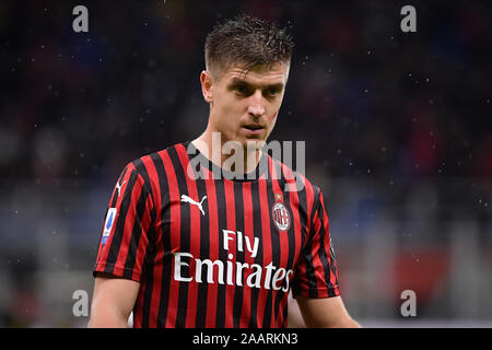 Milano, Italia. 01 gen 2016. Krzysztof Piatek del Milan durante la Serie A match tra AC Milano e Napoli allo Stadio San Siro di Milano, Italia il 23 novembre 2019. Foto di Mattia Ozbot. Solo uso editoriale, è richiesta una licenza per uso commerciale. Nessun uso in scommesse, giochi o un singolo giocatore/club/league pubblicazioni. Credit: UK Sports Pics Ltd/Alamy Live News Foto Stock