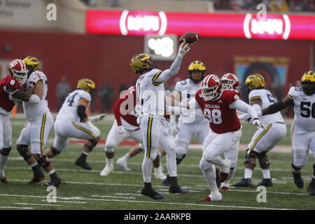 Bloomington, Indiana, Stati Uniti d'America. 23 Nov, 2019. Ui di Girolamo Johsnon (98) pressioni Michigan's Shea Patterson (2) durante un collegio di NCAA Football game al Memorial Stadium di Bloomington, ind., Stati Uniti d'America. Il punteggio al tempo di emisaturazione era Michigan 20 e UI 14. Credito: Jeremy Hogan/Alamy Live News. Foto Stock