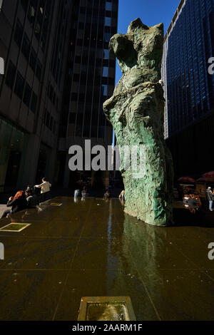 Vista la massiccia midtown edifici di Manhattan - Jim Dine le sculture del 'guardando verso il Viale' Sesta Avenue a West 53rd Street Foto Stock