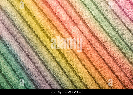 Vettore modello senza cuciture con colorati arcobaleno disegnato a mano strisce di maglia Foto Stock