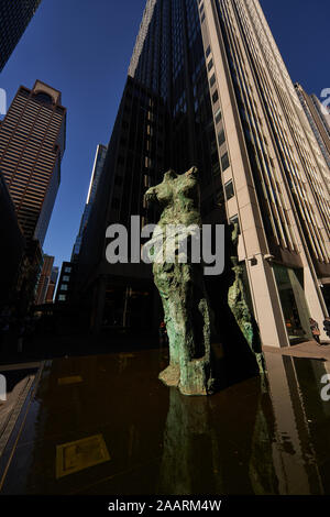 Vista la massiccia midtown edifici di Manhattan - Jim Dine le sculture del 'guardando verso il Viale' Sesta Avenue a West 53rd Street Foto Stock