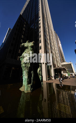 Vista la massiccia midtown edifici di Manhattan - Jim Dine le sculture del 'guardando verso il Viale' Sesta Avenue a West 53rd Street Foto Stock